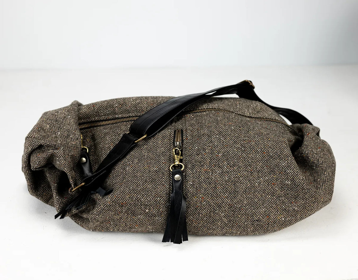 Χιαστί τσάντα Kallia – Μάλλινο ύφασμα ψαροκόκαλο και μαύρο δέρμα