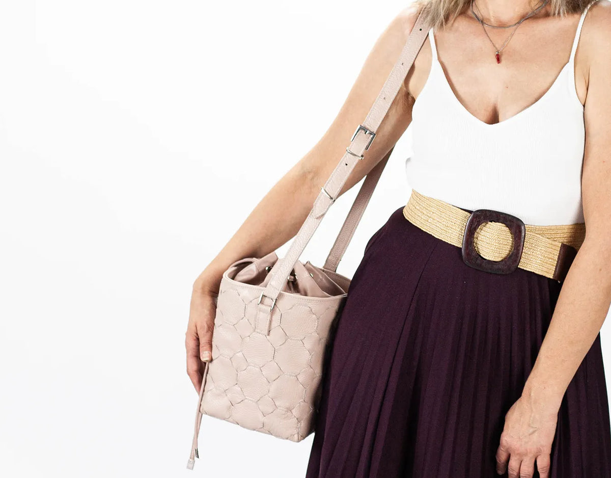 Helon bucket bag - Handwoven powder pink leather