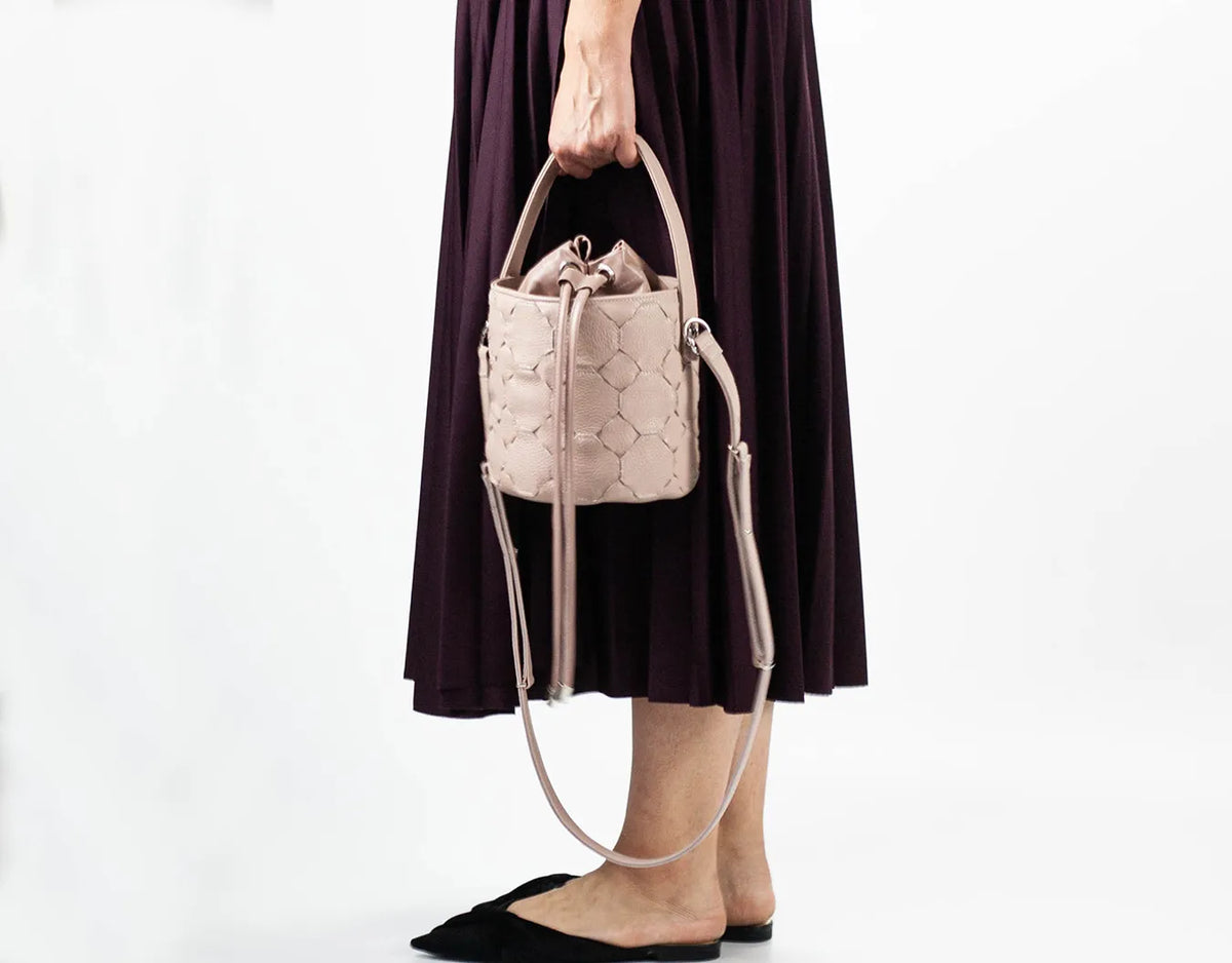 Helon mini bucket bag - Handwoven powder pink leather