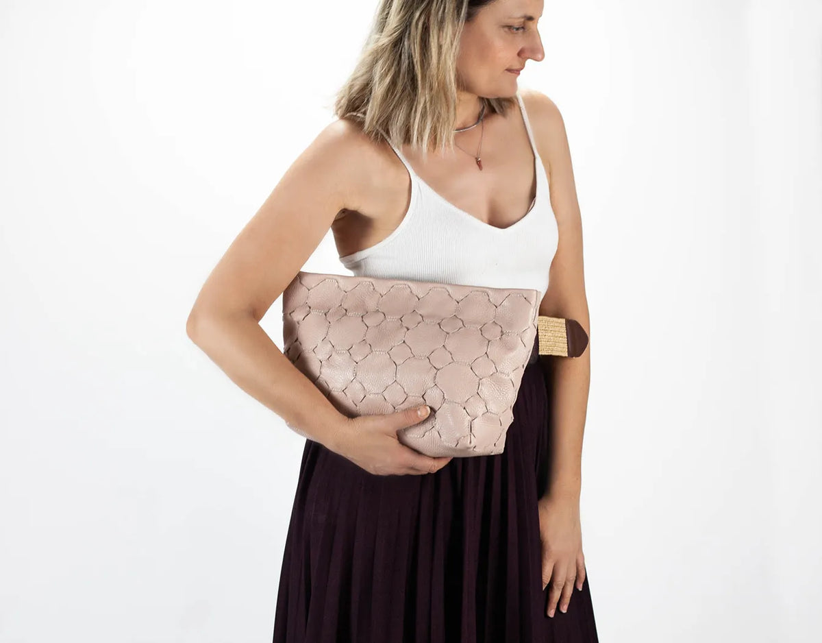 Helon clutch - Handwoven powder pink leather