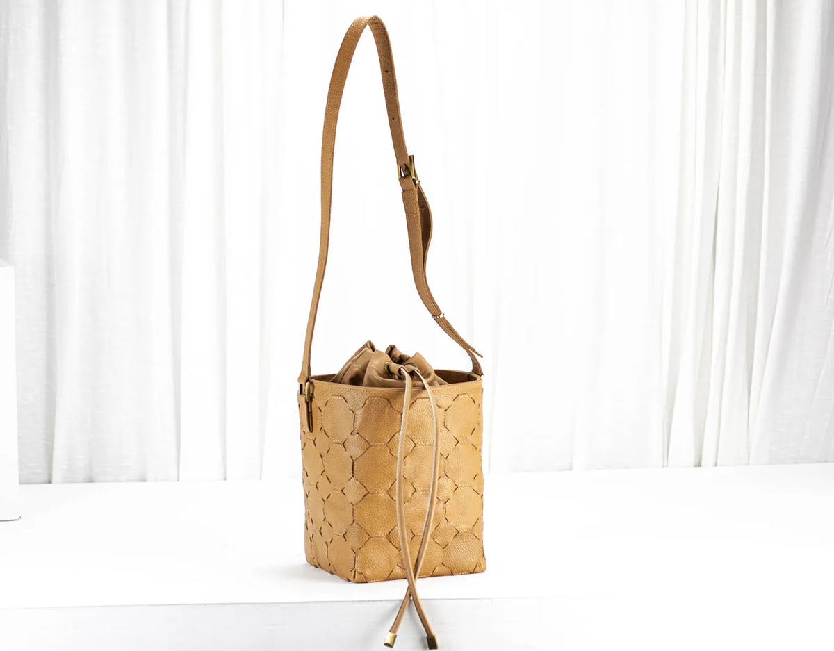 Helon bucket bag - Handwoven caramel leather