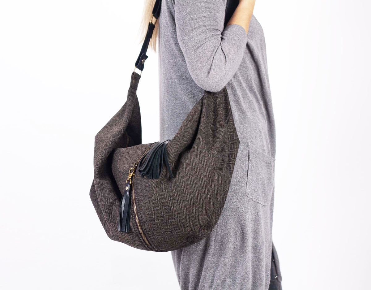 Χιαστί τσάντα Kallia – Μάλλινο ύφασμα ψαροκόκαλο και μαύρο δέρμα